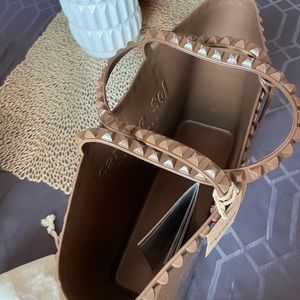 Carmen Sol med brown bag